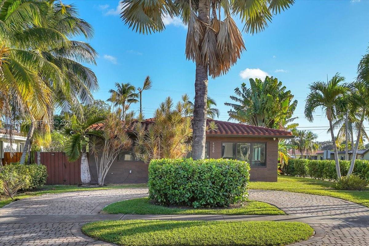 HOLLYWOOD LAKES SECTION - Residential