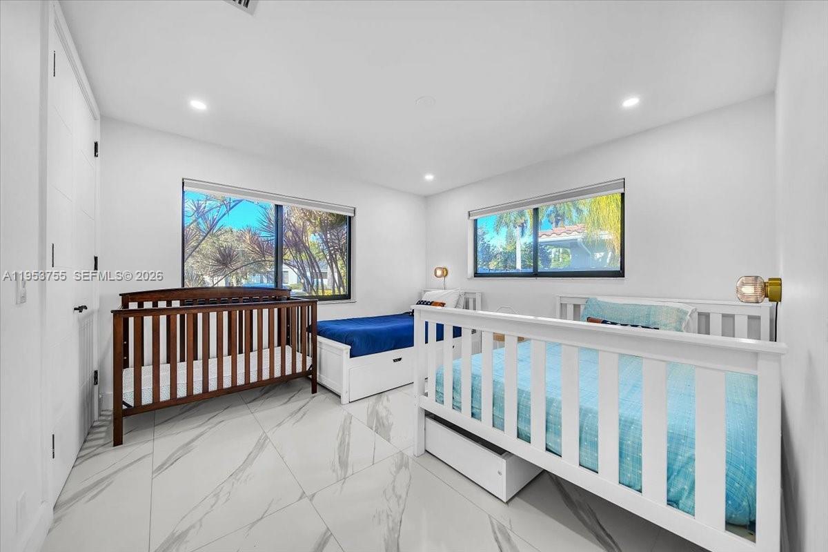 HOLLYWOOD LAKES SECTION - Residential