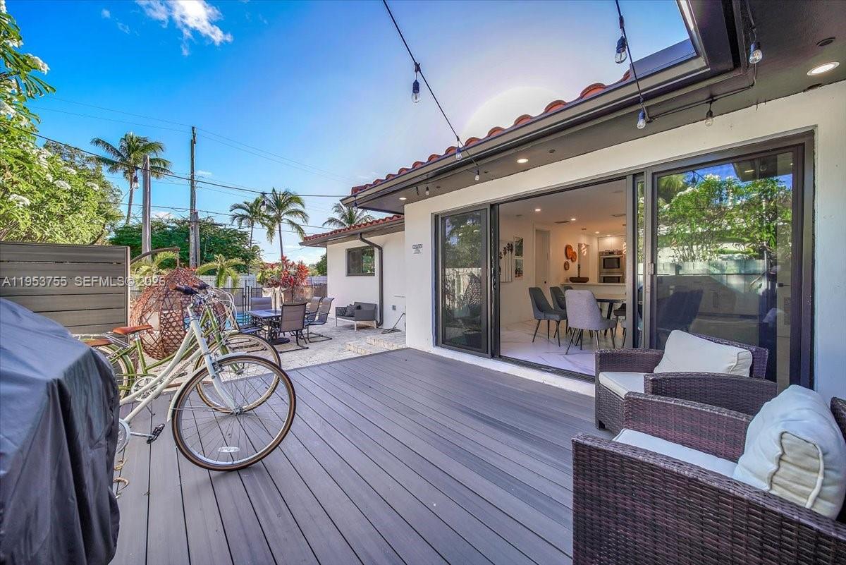 HOLLYWOOD LAKES SECTION - Residential