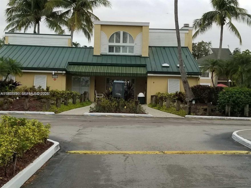 Great 2 bed/2 bath unit, with washer and washer included, balcony with garden view. Located in a lake community close to Sawgrass Mall with swimming pool and clubhouse.