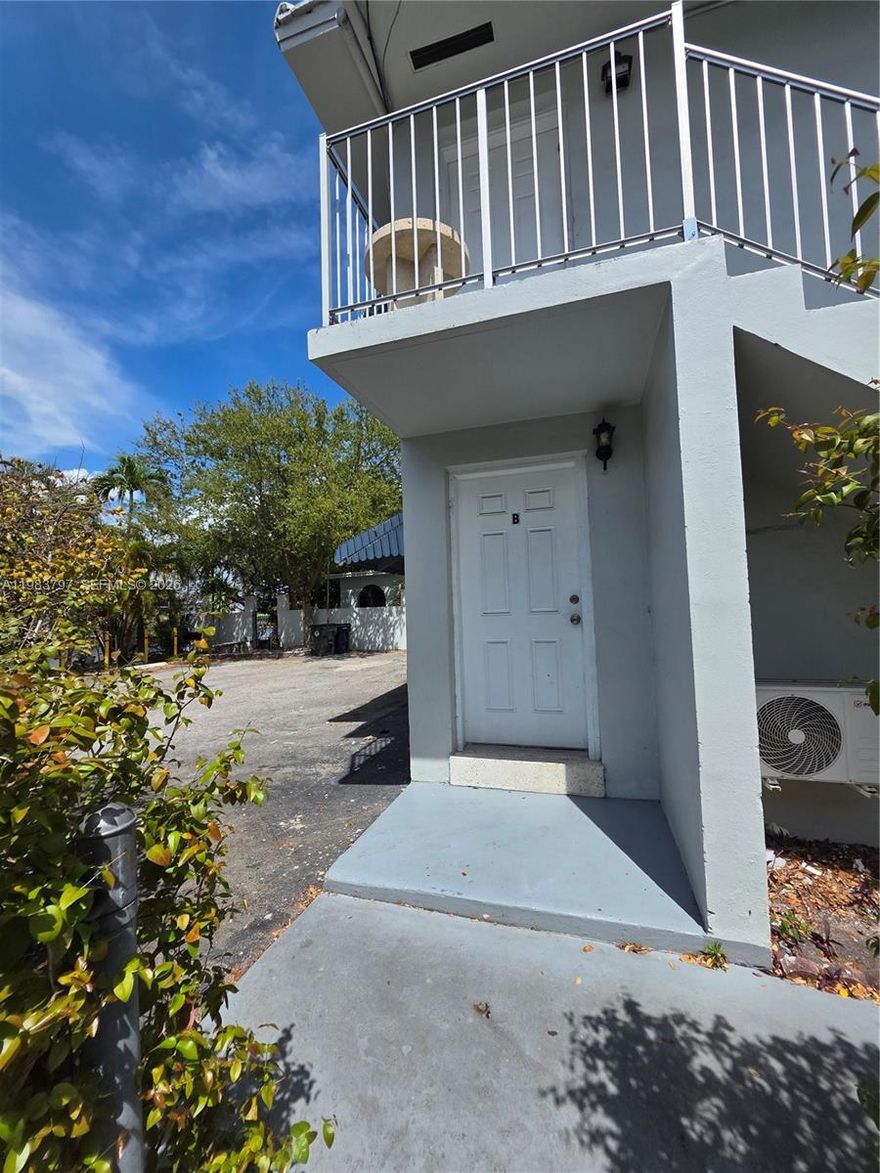 Beautiful and cozy 1 Bed / 1 Bath located in the highly desirable area of Miami Springs! This charming unit offers comfort, privacy, and convenience all in one.
? Features include:
• Bright and open living space
• Updated kitchen with modern appliances
• Spacious bedroom with ample closet space
• Completely renovated