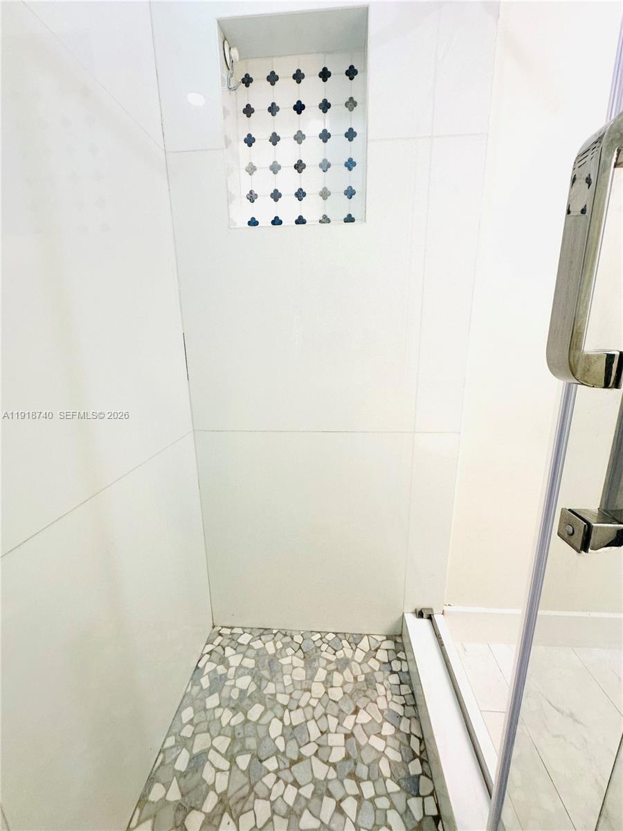 SHORES LINDGREN - Residential