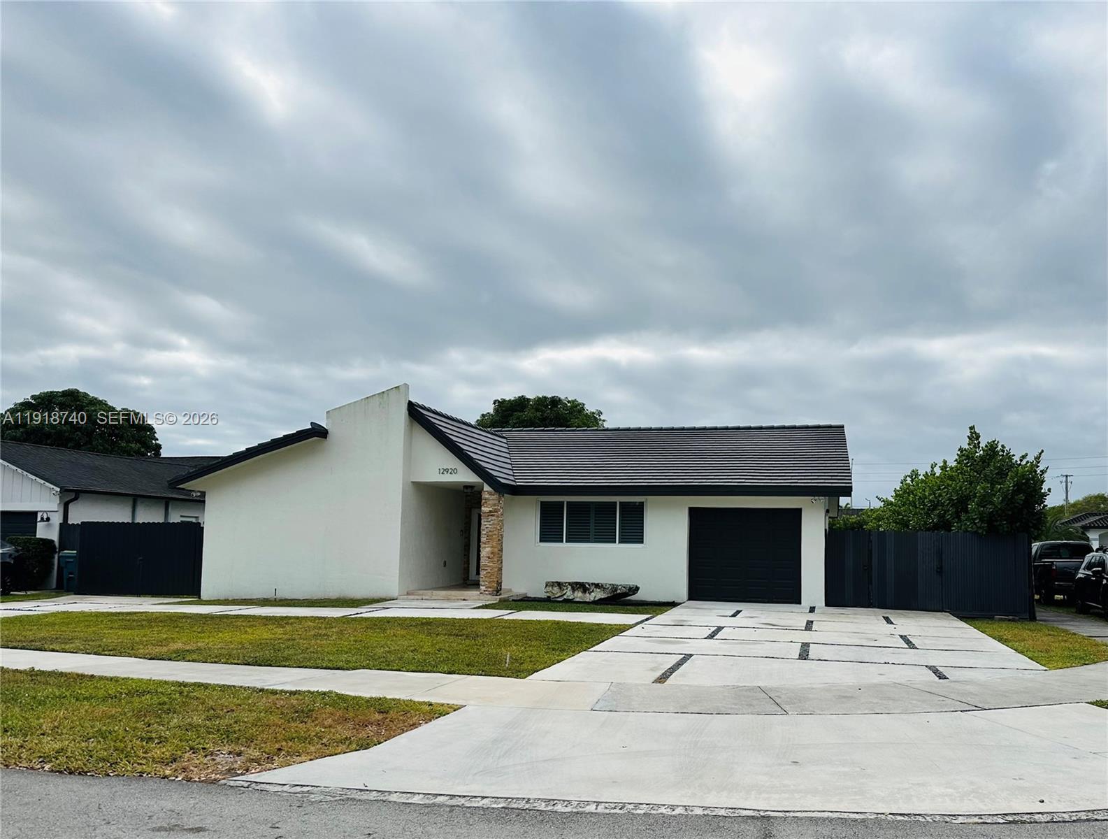 SHORES LINDGREN - Residential