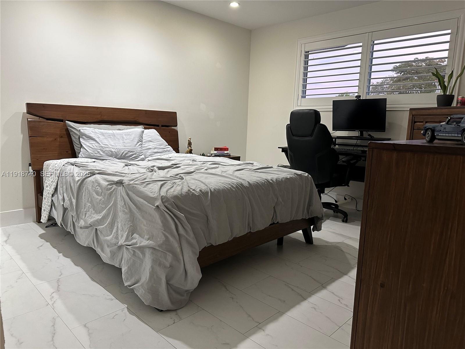 SHORES LINDGREN - Residential