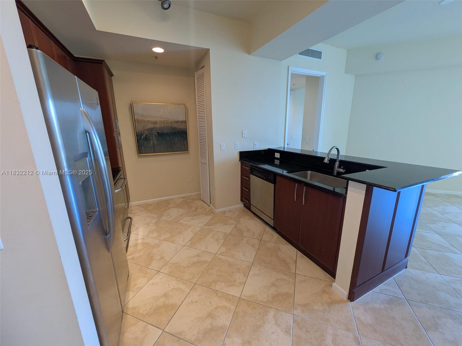 METROPOLITAN CONDO - Residential