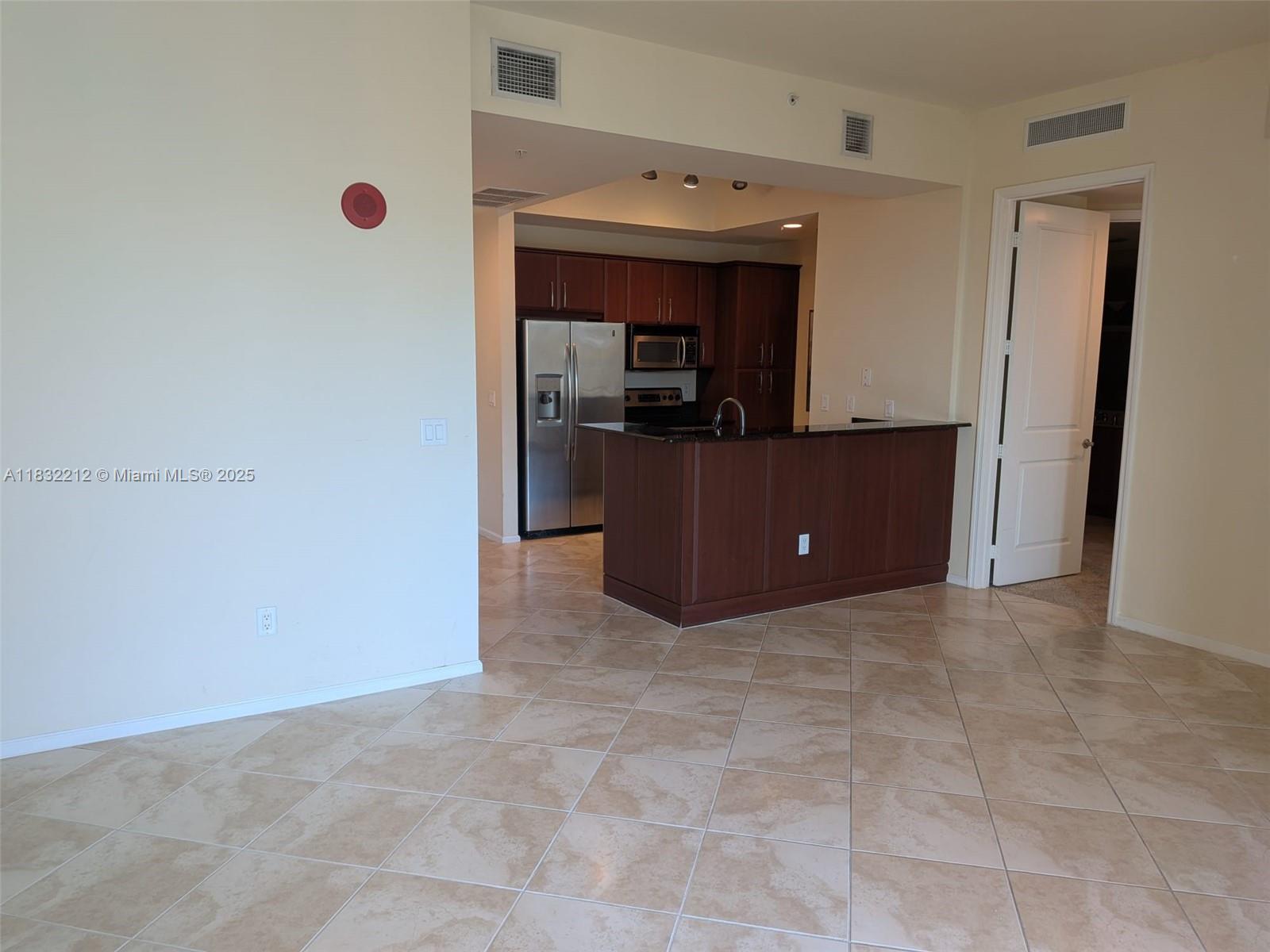 METROPOLITAN CONDO - Residential