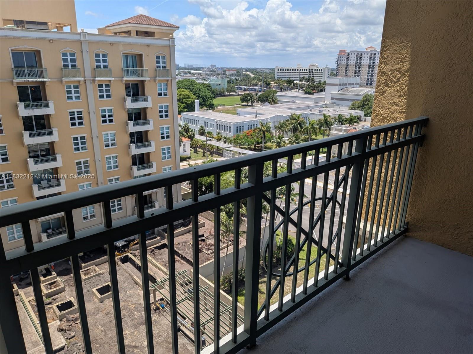 METROPOLITAN CONDO - Residential