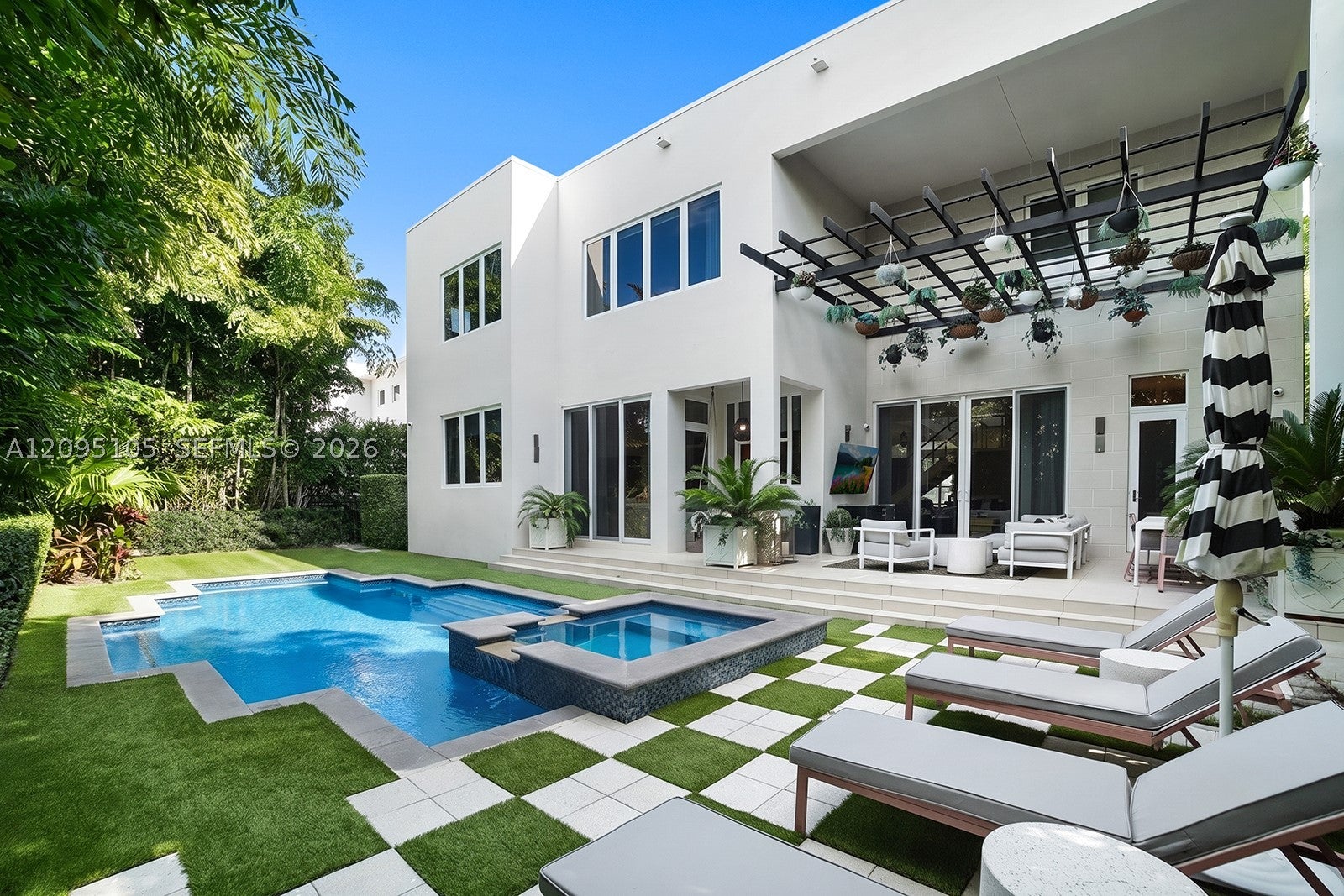 737 W 49th St