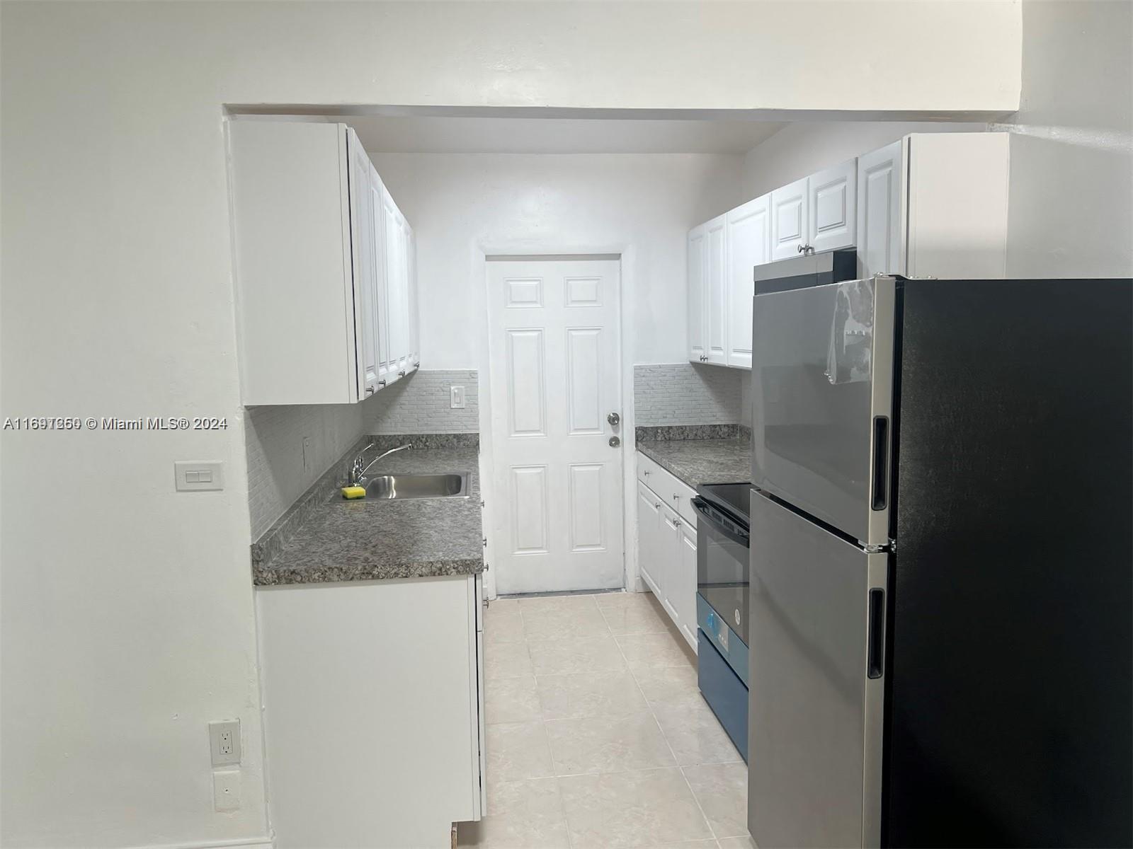 Amazing Opportunity to Lease a Beautiful Apartment of 2Beds/2Baths, Freshly Painted, Comes with a Refrigerator,  Oven, Microwave.  Apartment is ready to be occupy. Landlord requires that the Tenant fill an Application online and the cost if $50.00 Non Refundable and also the Condominium Association requires a $300 Tenant Application Approval.
