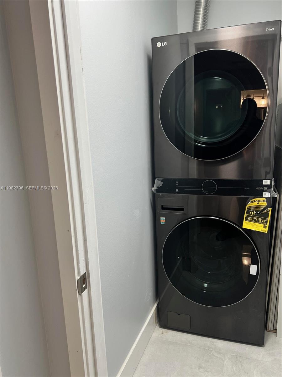 TAMIAMI LAKES SEC 7 - Residential Lease