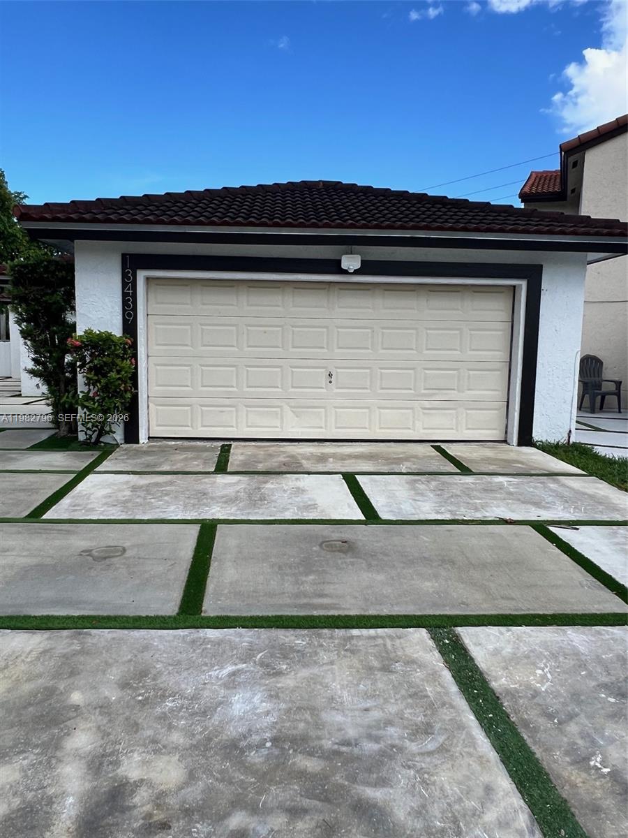 TAMIAMI LAKES SEC 7 - Residential Lease