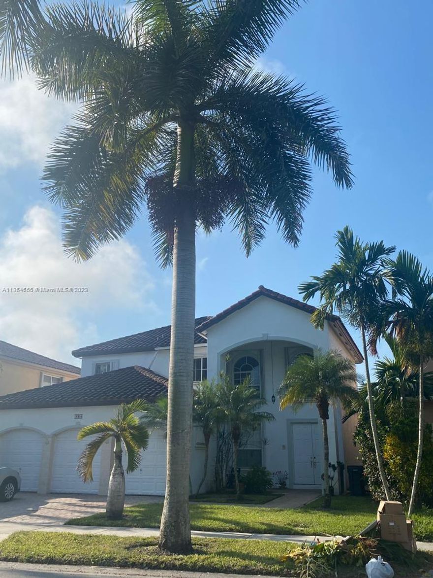 Beautiful and super huge master bedroom located on a second floor with private bath and living room for rent. Only Shared common areas such kitchen and laundry with the owner. Rent includes water, electricity, Internet, washer and dryer. Fully furnished. Only one tenant allowed. No pets