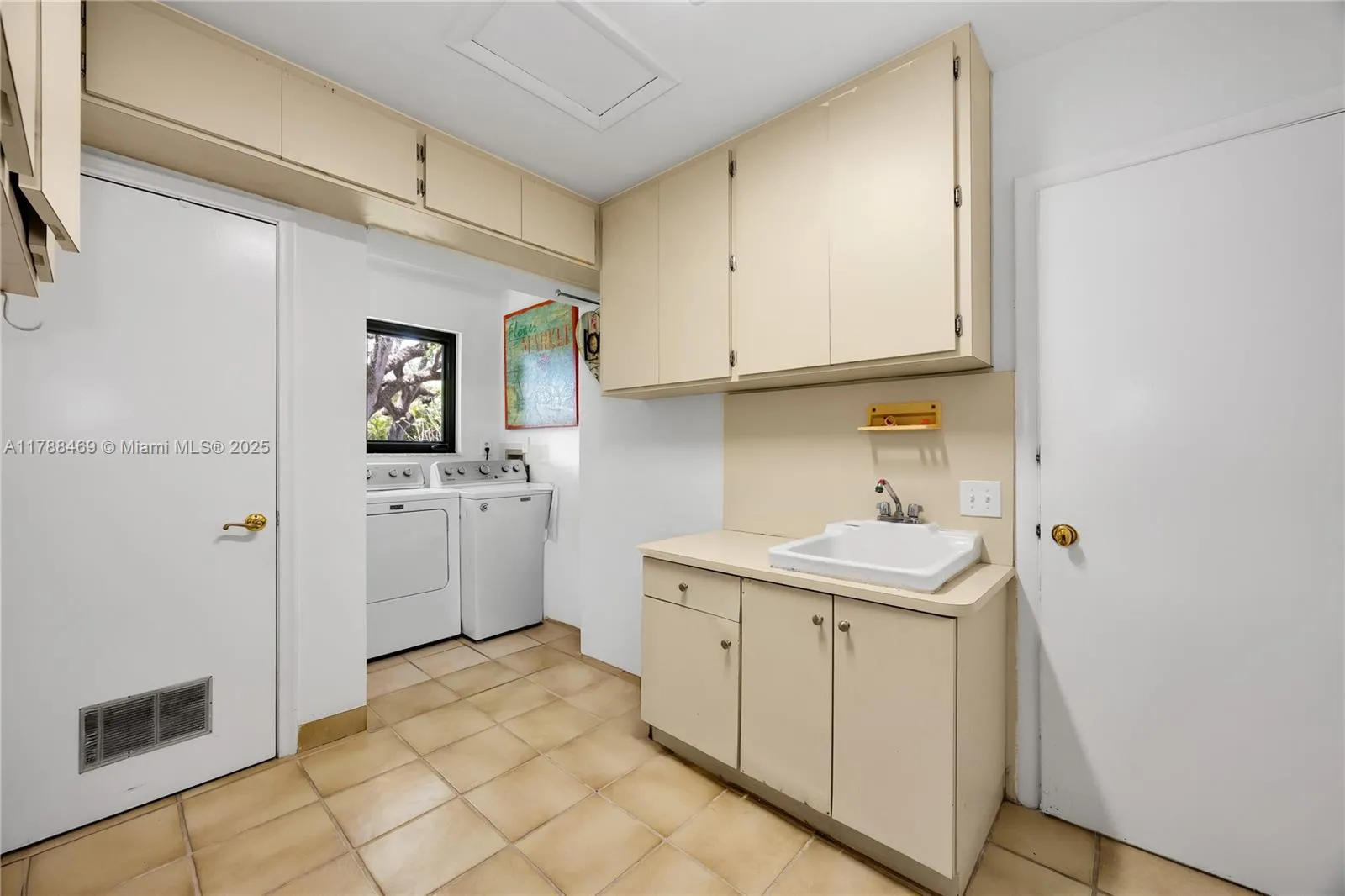 Coral Gables, Florida 33134, United States, 4 Bedrooms Bedrooms, ,3 BathroomsBathrooms,Residential,Pending,113919