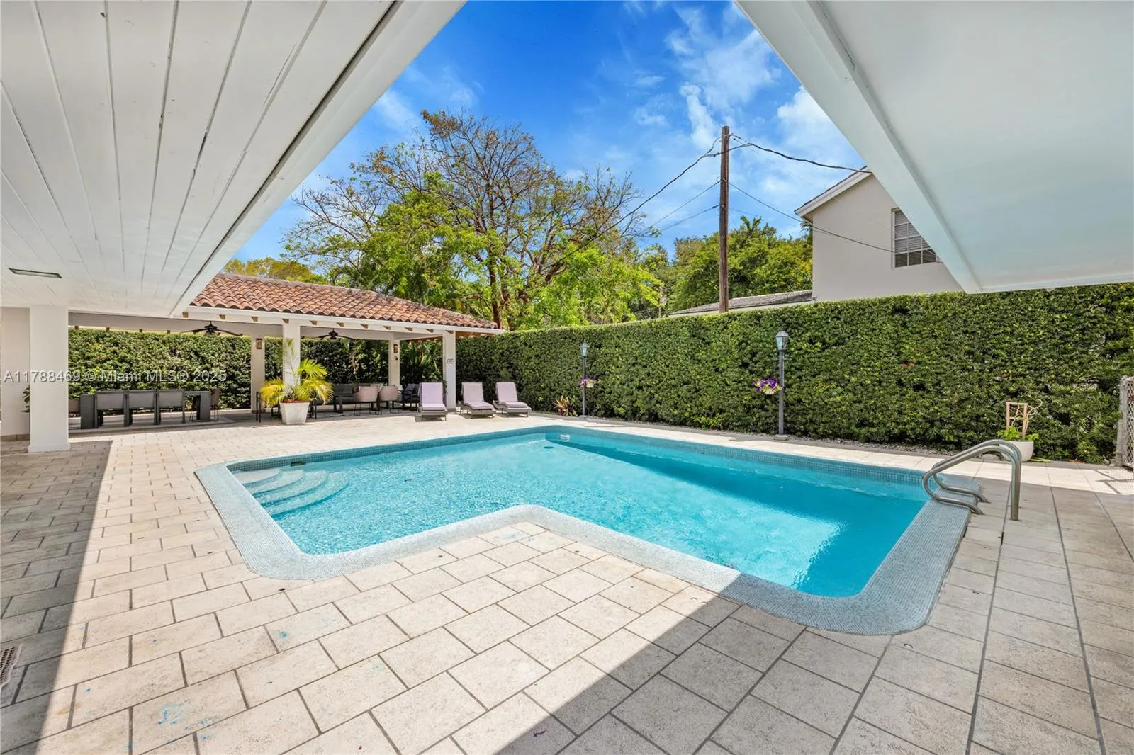 Coral Gables, Florida 33134, United States, 4 Bedrooms Bedrooms, ,3 BathroomsBathrooms,Residential,Pending,113919