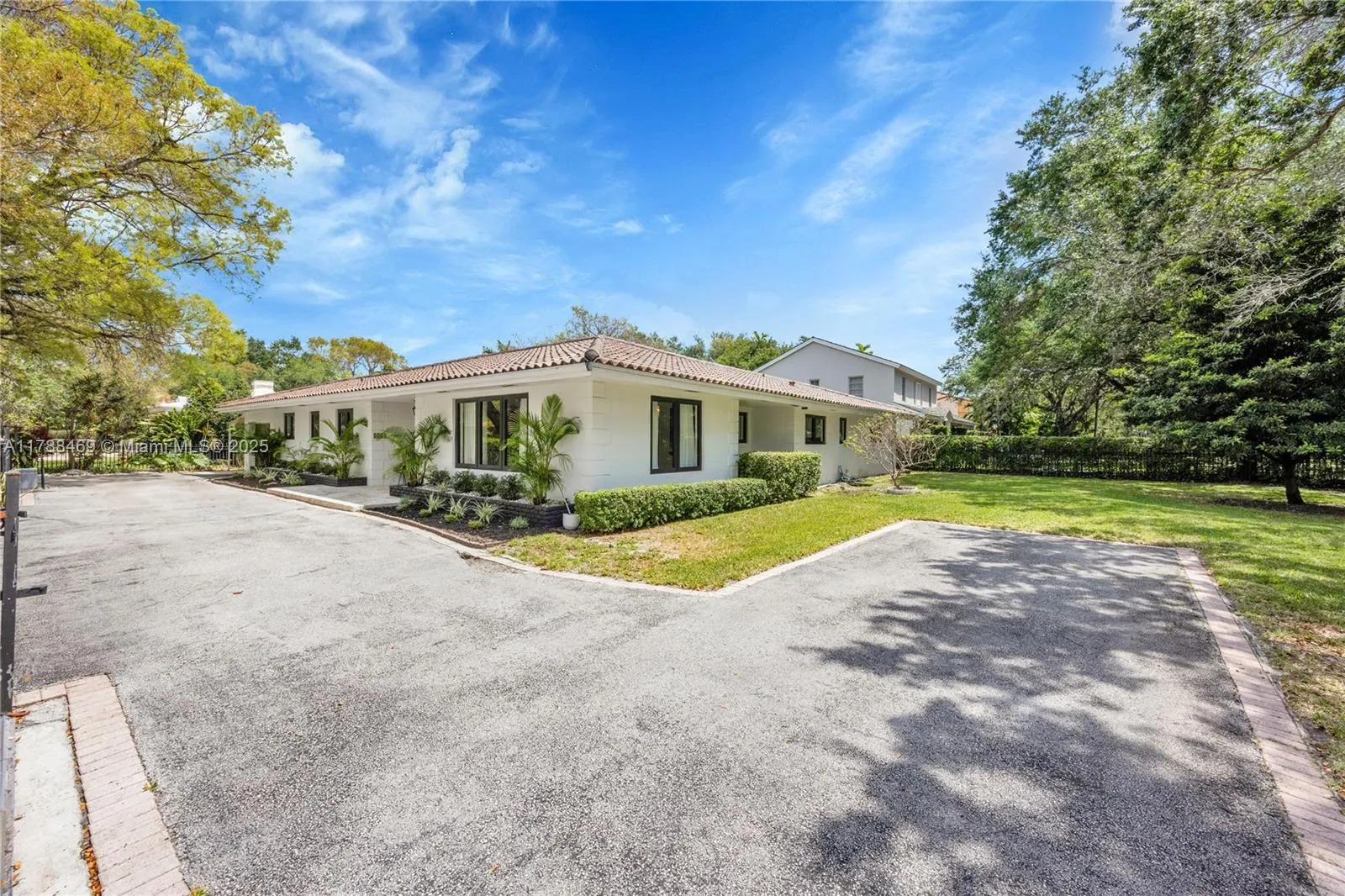Coral Gables, Florida 33134, United States, 4 Bedrooms Bedrooms, ,3 BathroomsBathrooms,Residential,Pending,113919