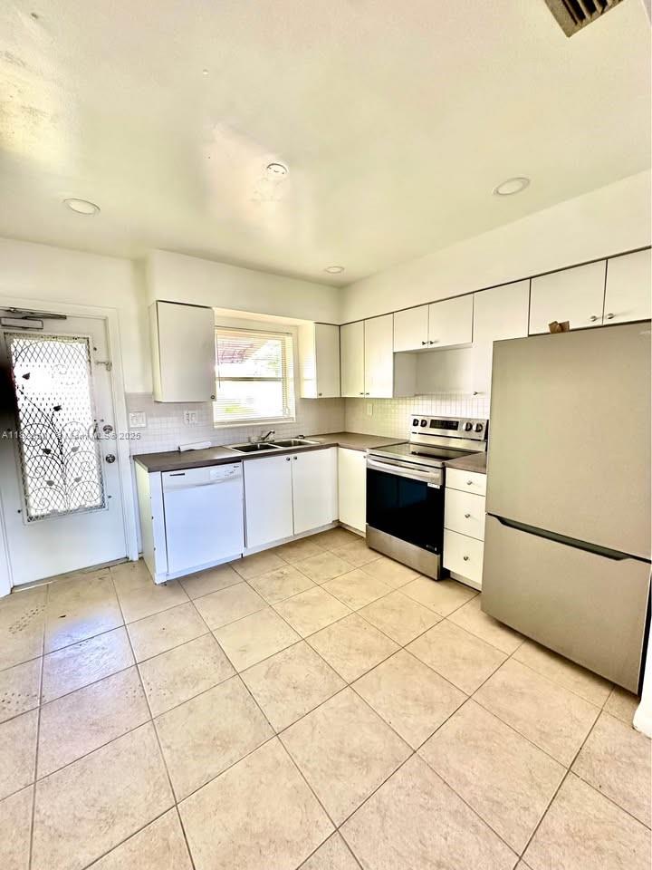 HOLLYWOOD TERRACE - Residential Lease