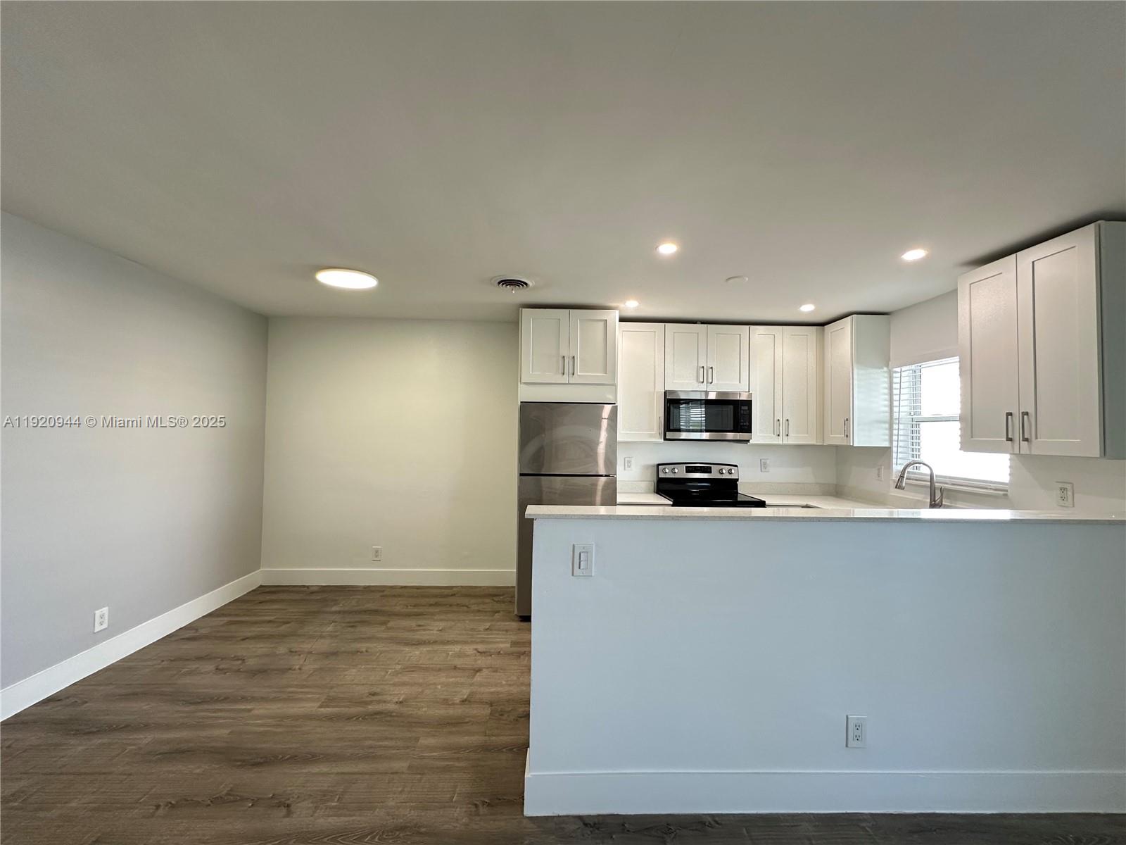 HOLLYWOOD LITTLE RANCHES - Residential Lease