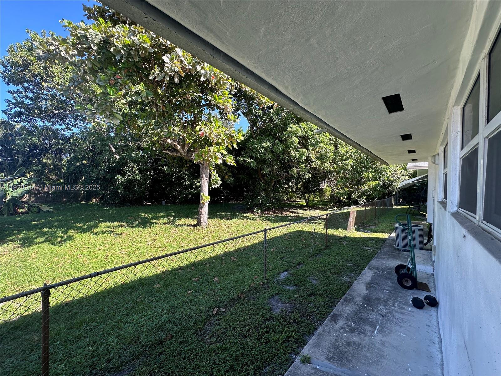 HOLLYWOOD LITTLE RANCHES - Residential Lease