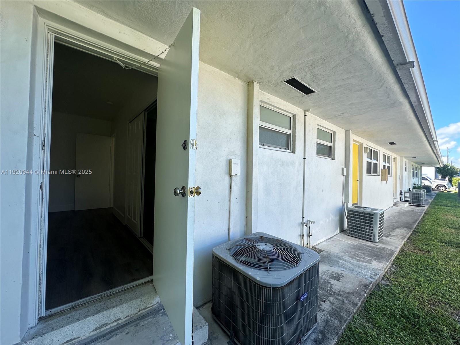 HOLLYWOOD LITTLE RANCHES - Residential Lease