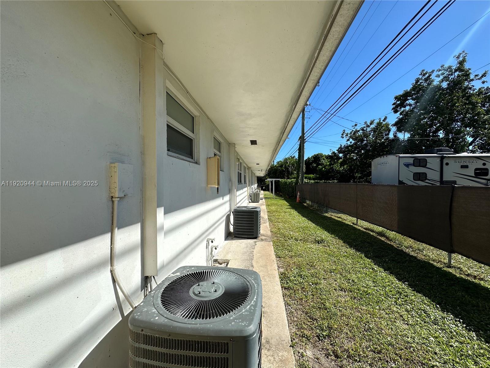 HOLLYWOOD LITTLE RANCHES - Residential Lease