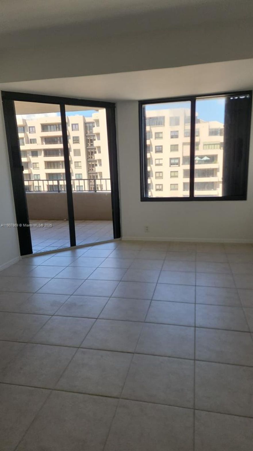 This apartment features a stunning ocean view and has just been completely renovated. It offers an open kitchen with brand-new stainless-steel appliances, new cabinets, and new countertops. The bathrooms have been fully updated, and the unit has been freshly painted throughout. Includes a washer and dryer inside the unit. 1 bedroom and 1.5 bathrooms. Unfurnished and ready for immediate move-in.