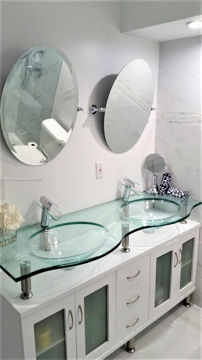 Winston Towers 500 - Residential