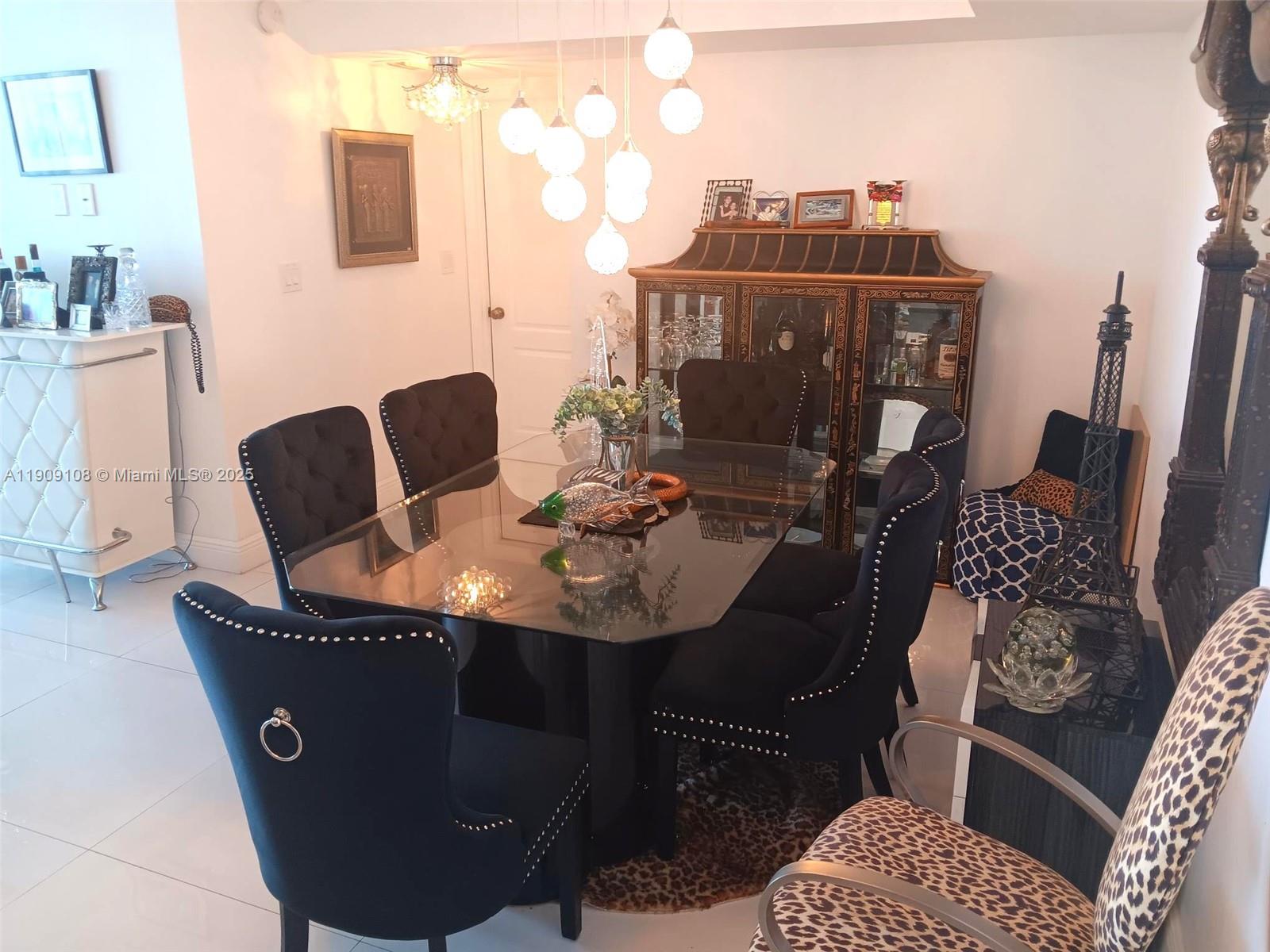 Winston Towers 500 - Residential