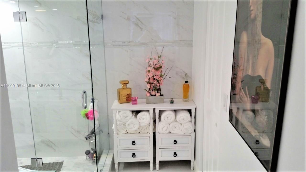 Winston Towers 500 - Residential