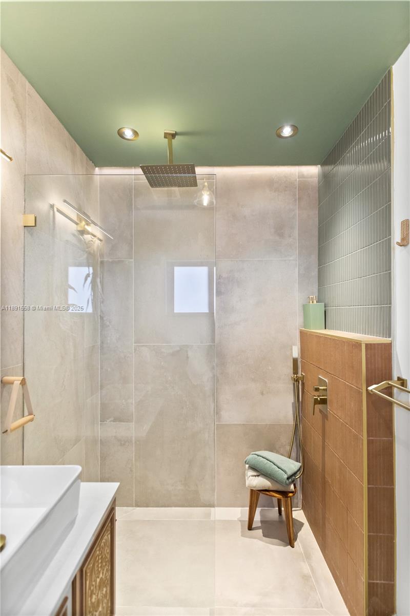 NORTH SHORE CREST - Residential