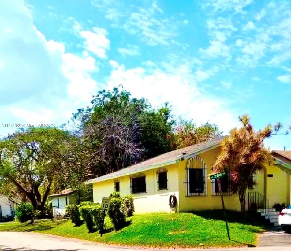 Single Family 3 Bedroom, 2 Bathroom. This is the perfect home. Tile Floors in Living Room, Dining Room, Kitchen and all Bedrooms, low HOA, Great Location. Conveniently located a short distance to major highways, Schools, dinning, shopping and places of worship.