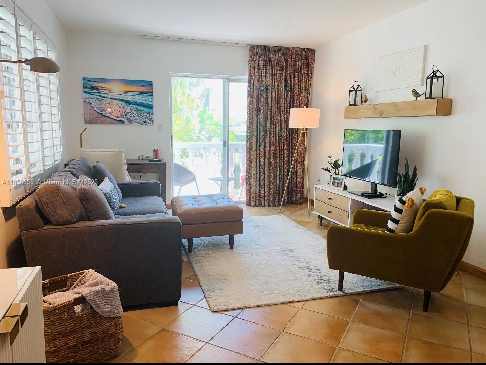 Move right into this Beautiful fully furnished unit conveniently located near University of Miami, Metrorail and all of the dining and shopping that downtown South Miami has to offer. The building features a pool and garden area, Laundry facilities in the building. This unit is ready to move in, just bring your personal items.