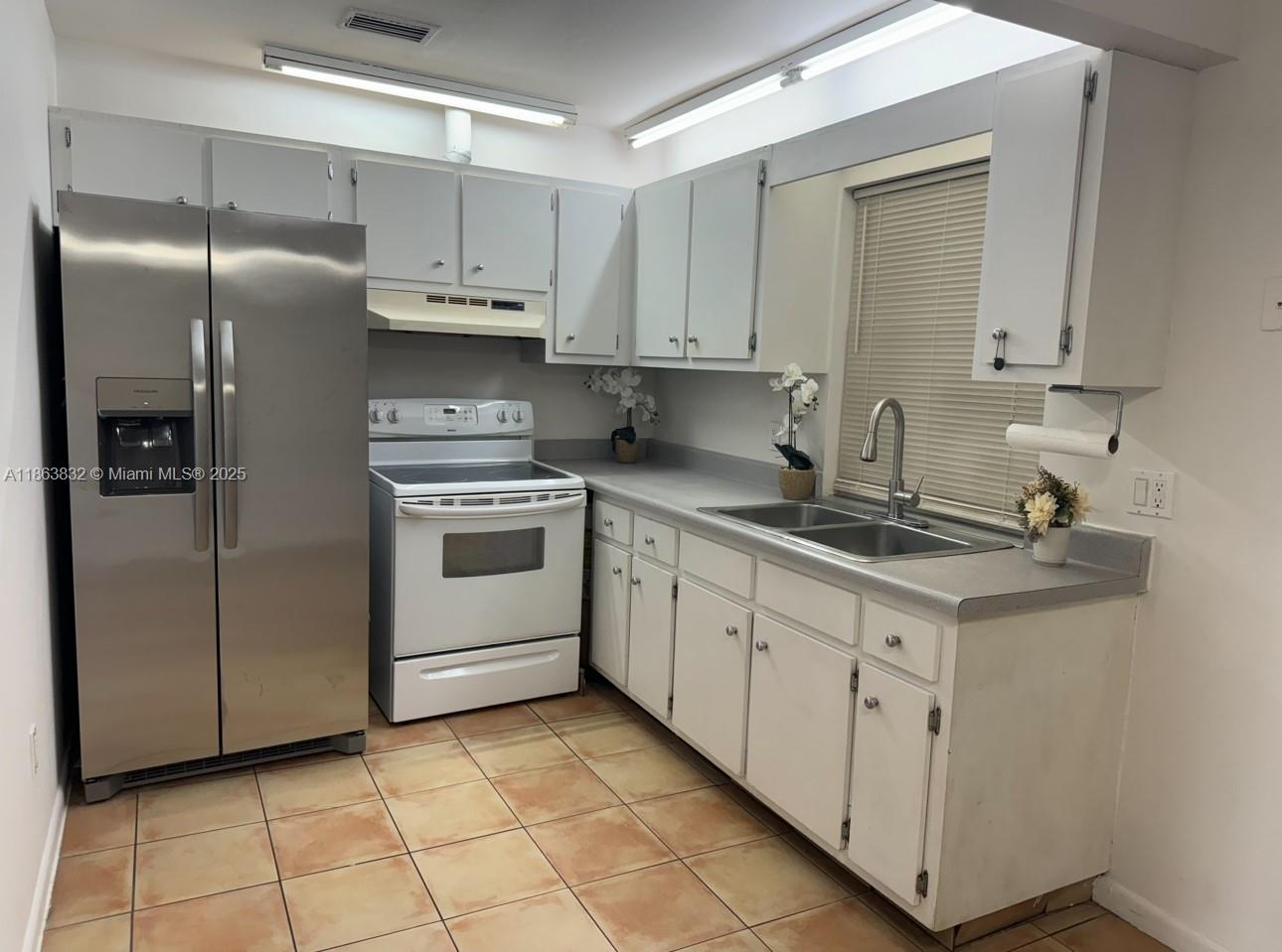 Beautifully maintained 2-bedroom, 2-bathroom unit in a prime Wellington location. Recently painted, this home features all-tile flooring, a spacious screened patio, and a generous yard area—perfect for relaxing or entertaining.
