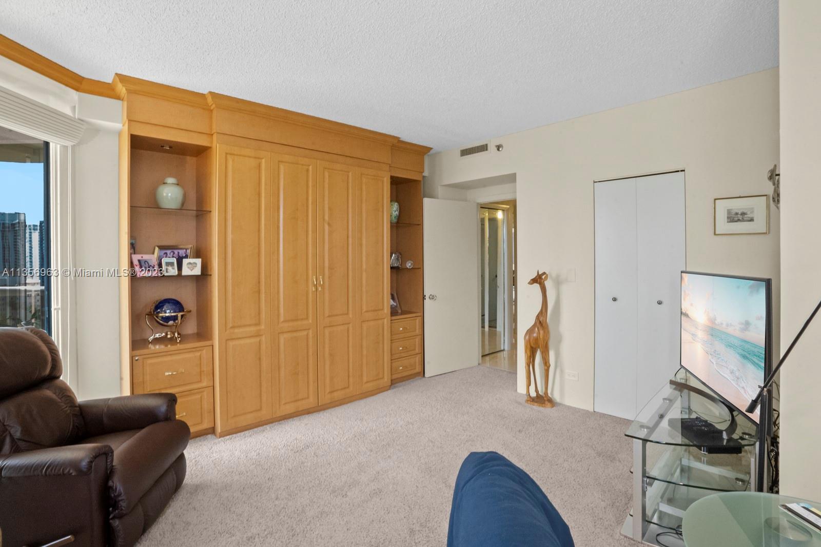 Photo 17 of 29 of 20191 E Country Club Dr 1709 condo