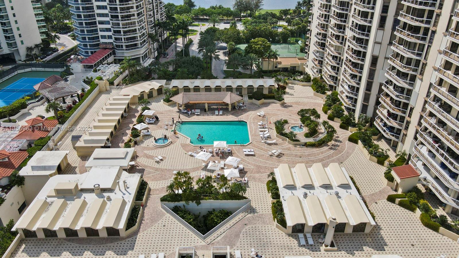 Photo 23 of 29 of 20191 E Country Club Dr 1709 condo