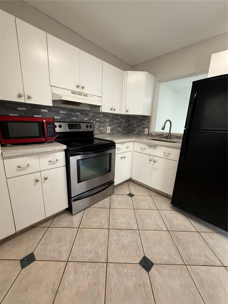 This beautifully updated two-bedroom, one bathroom apartment is located in the highly desirable Westchester area—a true gem! Both bedrooms offer generous space. Ideally situated near supermarkets, shopping centers, major expressways, and the renowned Florida International University (FIU), this property provides ultimate convenience. Don’t miss your chance to own in a high-demand location! *Please note: the association does not have reserves.