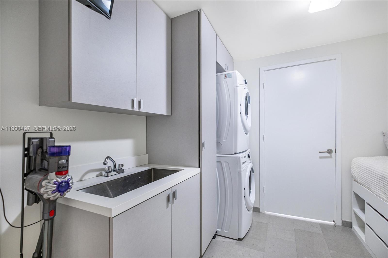REACH CONDO - Residential