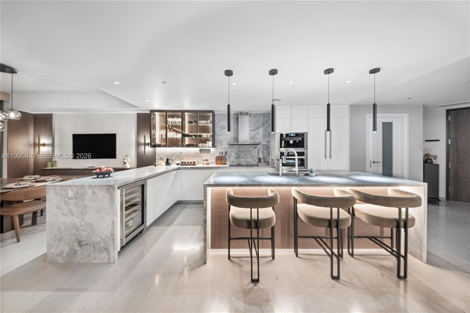 REACH CONDO - Residential