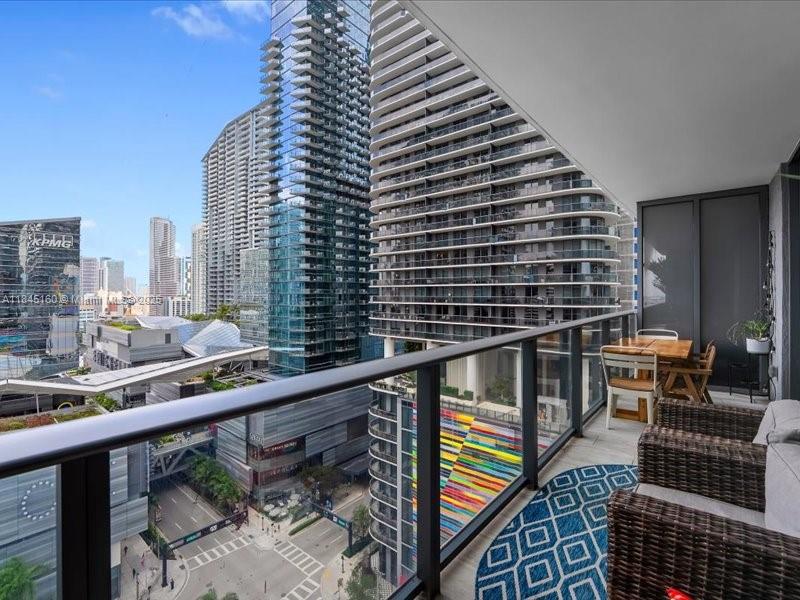 Live in the heart of Brickell at the prestigious Brickell Heights! Available August 15th, this 1 bed / 1.5 bath unit features modern finishes, floor-to-ceiling windows, a sleek Bosch-equipped kitchen, and a private balcony with gorgeous city views.
Enjoy five-star amenities: rooftop pool with skyline views, second pool deck, full-service spa, fitness center, theater room, business center, kids’ playroom, and 24/7 concierge.
Located steps from Brickell City Centre, fine dining, shopping, and nightlife. Unit includes 1 valet parking space.
Experience luxury living in Miami’s most vibrant neighborhood—schedule your showing today!
