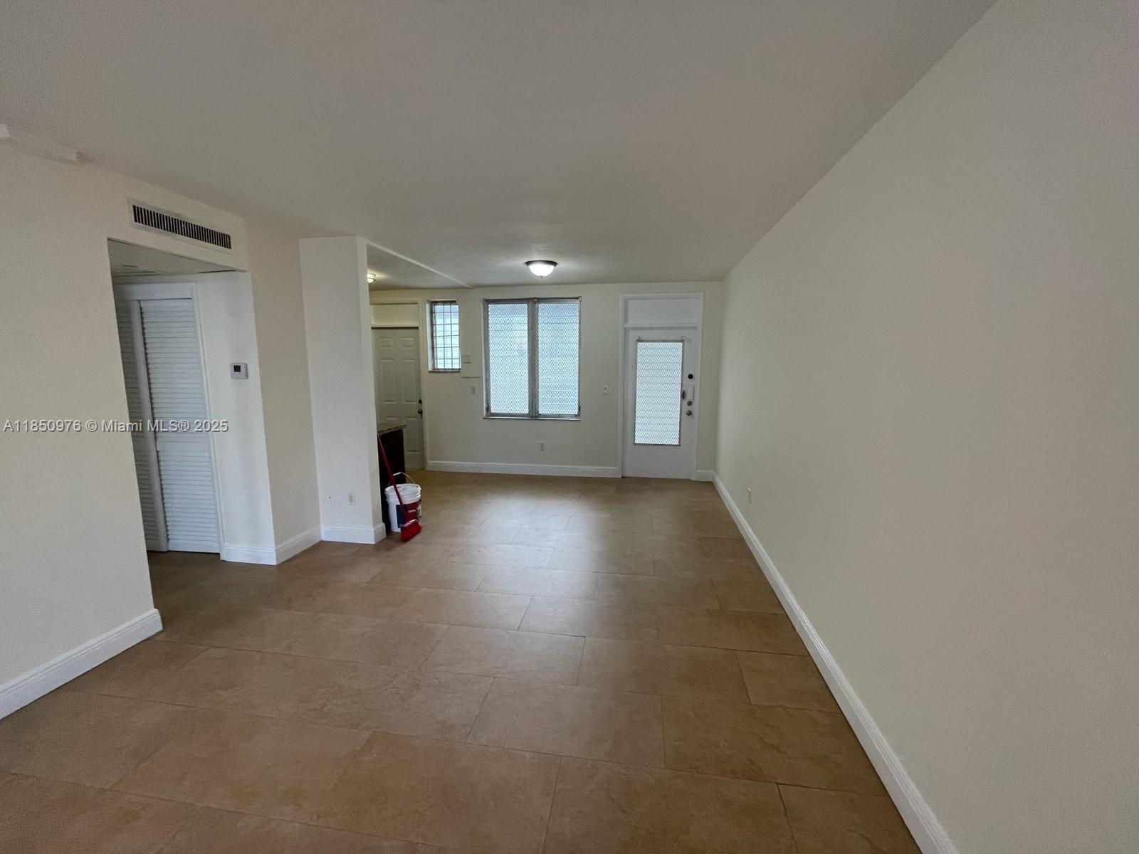 Ideal Condominium in Miami Beach – Excellent Location!
Located on the first floor, this 1-bedroom, 1-bathroom unit features ceramic floors throughout and modern stainless steel appliances. You must see it !!!!