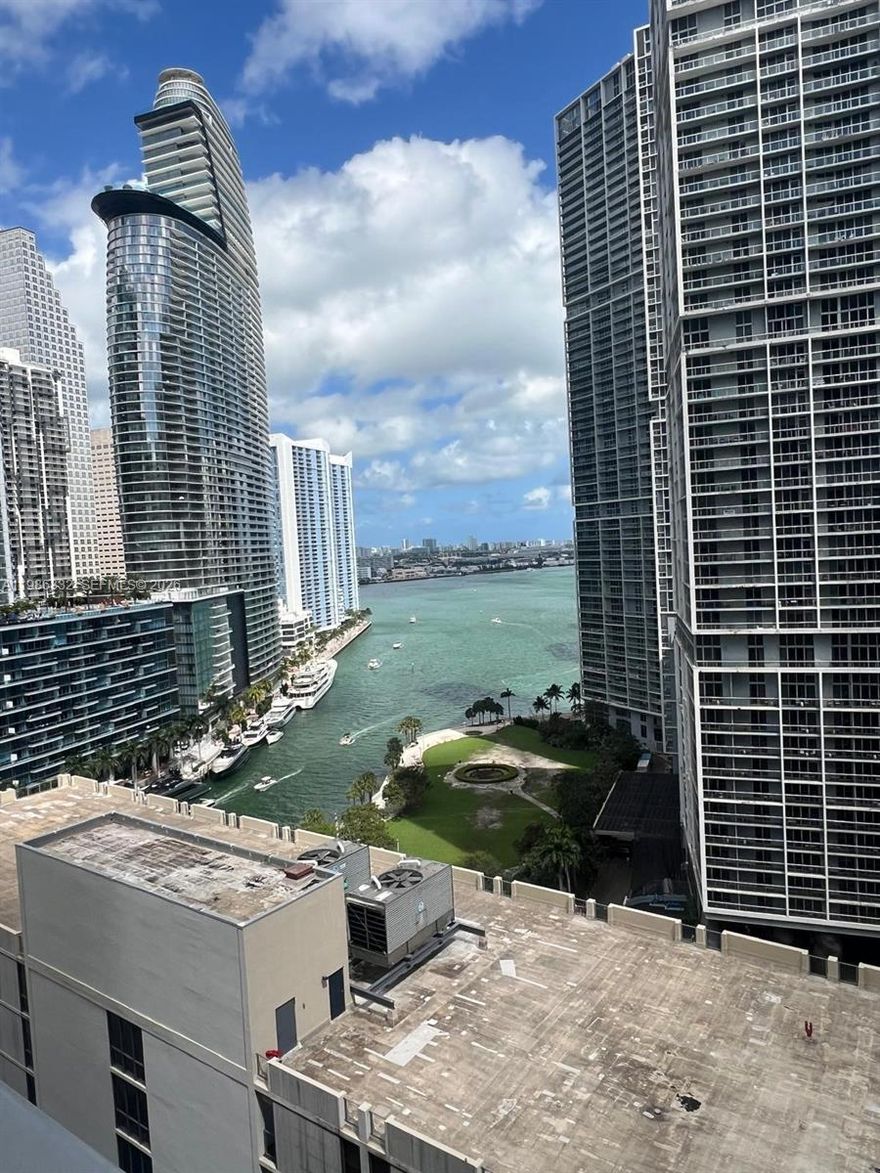 Beautiful 1 bedroom 1 bathroom condo right in the heart of Brickell with city and bay views. Top of the line energy efficiency appliances, large ceramic flooring, wonderful amenities like billiard room, movie theater, state-of-the-art fitness center and areas for social encounters.