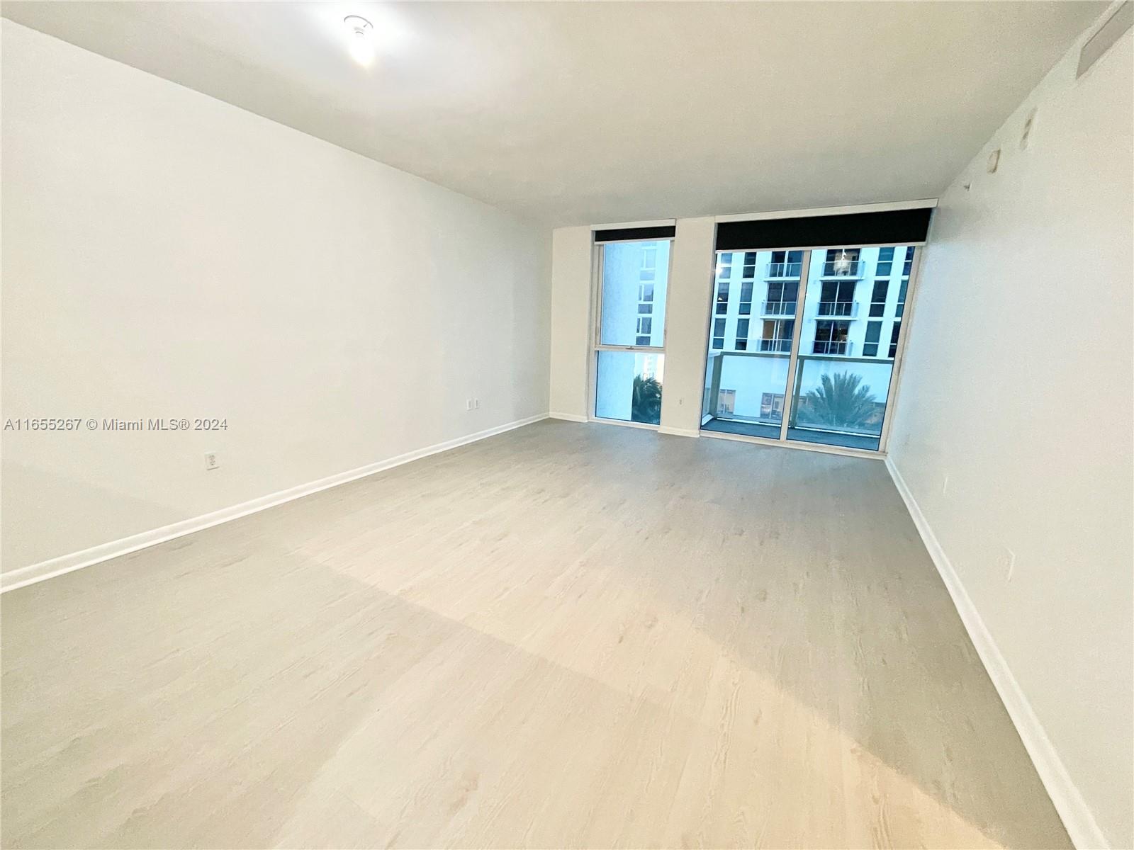 New floors, new refrigerator and storage!!Work, live, play. Excellent unit conveniently located in the heart of Downtown Miami, close to everything. Great layout. 5 Star Amenities including Spa, Pools, Fitness Ctr, Business Ctr, Billiard Room, Theatre, Party Room, Luxurious Lobby. Walking distance to Shops, Restaurants, Stores. It is currently occupied by a tenant, and the lease expires on 10/27/2025, which is ideal for investors.