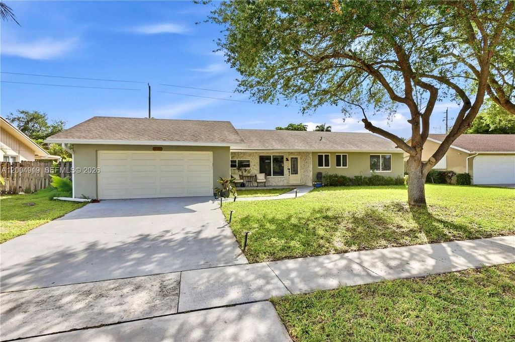 Photo of 1200 Rowayton Circle, Wellington, FL 33414 (MLS # A12004919)