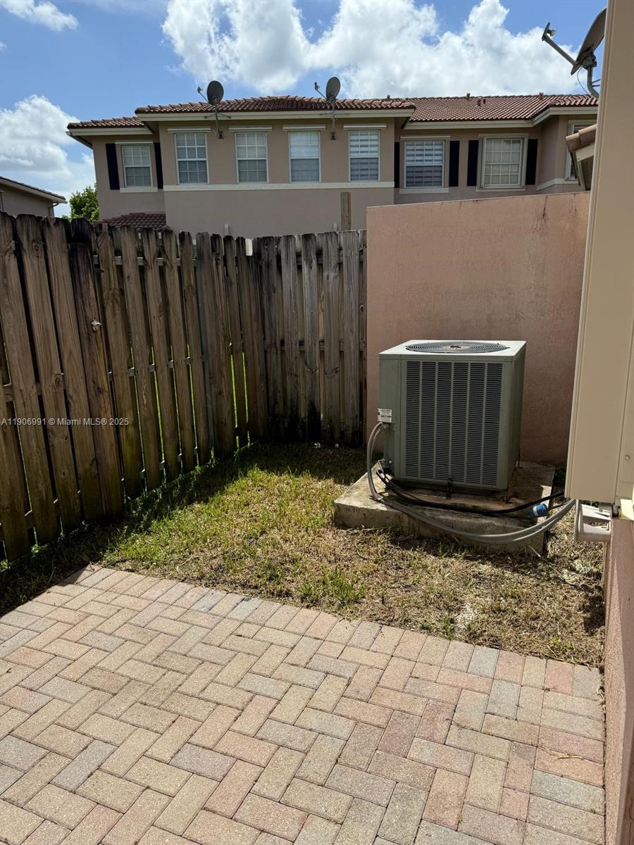 LAS BRISAS - Residential Lease