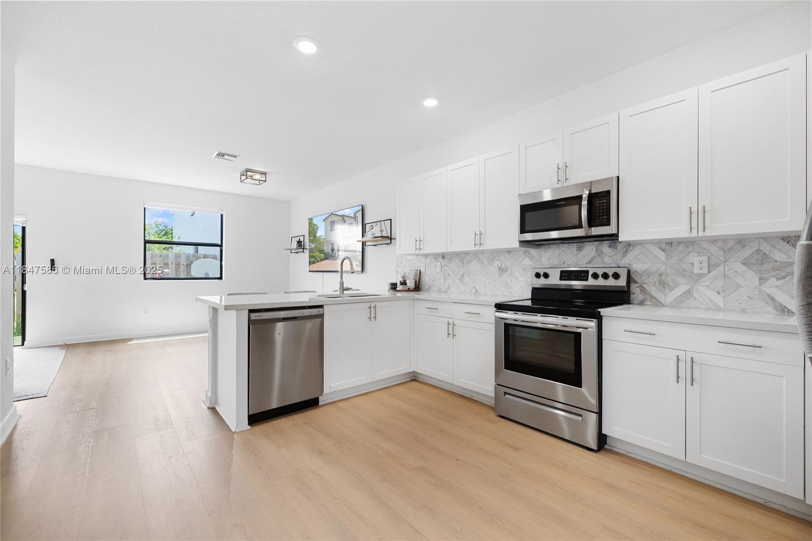 STELLAR PEMBROKE PINES - Residential Lease