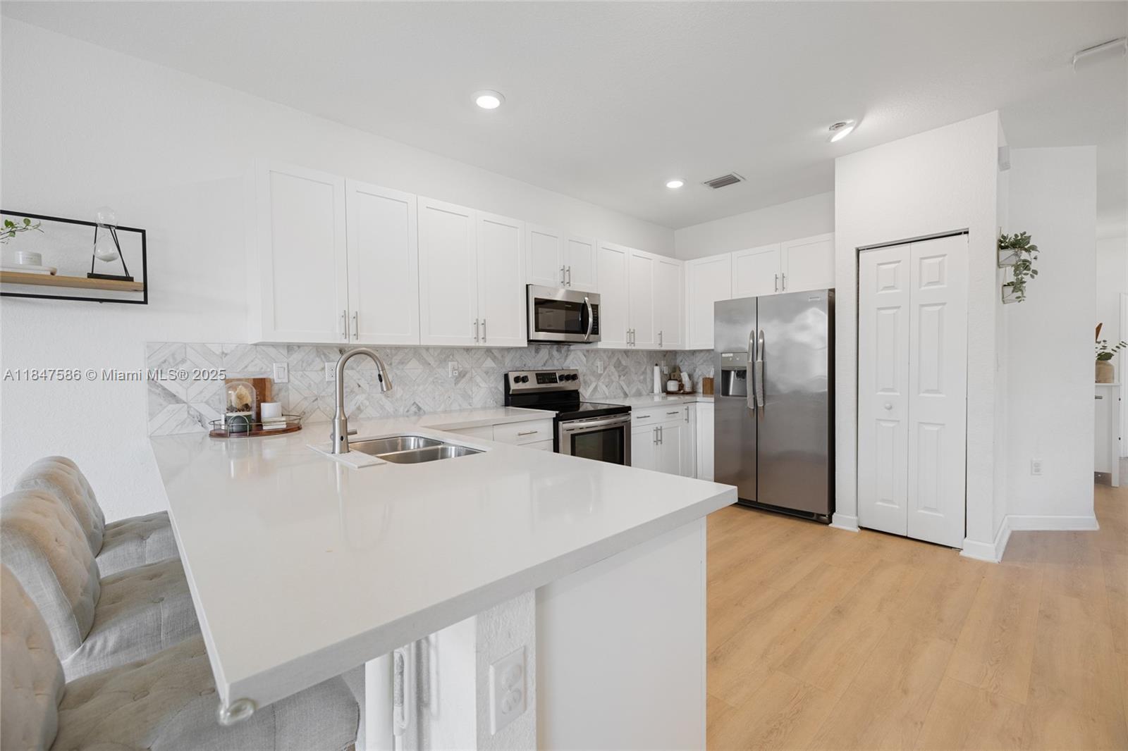 STELLAR PEMBROKE PINES - Residential Lease