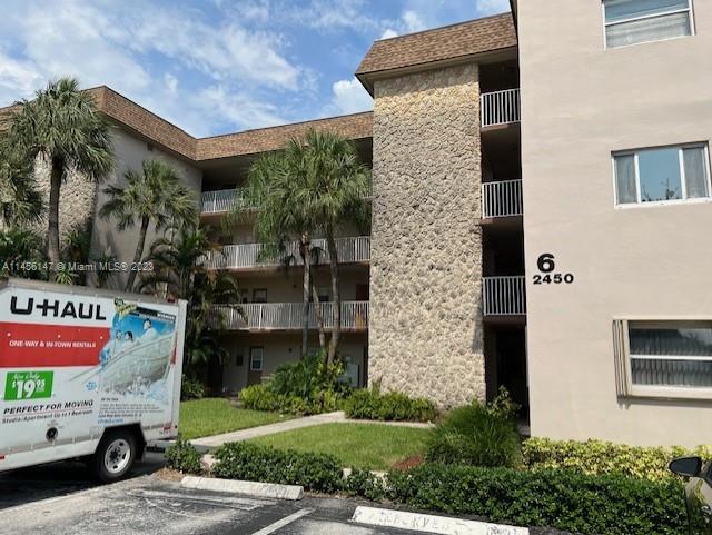 Excellent condo for rent 2/2 completely renovated, with a privileged location close to everything, main avenues and routes with quick exits to wherever you want to go, steps from the best restaurants, shopping centers and Universities, everything you need to reach of your hand. Large balcony with the best view of the golf courses, storage on 3rd floor. Around 950 SF for better comfort. The complex has tennis courts, swimming pool, club house, BBQ area, car wash area and much more.