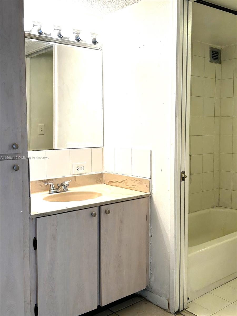 PLAZA OF AMERICAS CONDO P - Residential Lease