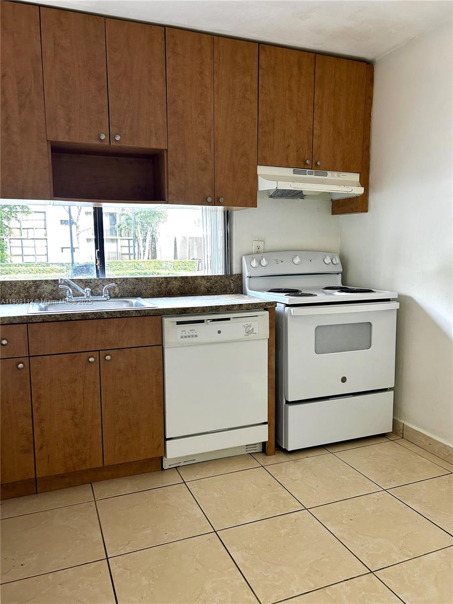 PLAZA OF AMERICAS CONDO P - Residential Lease