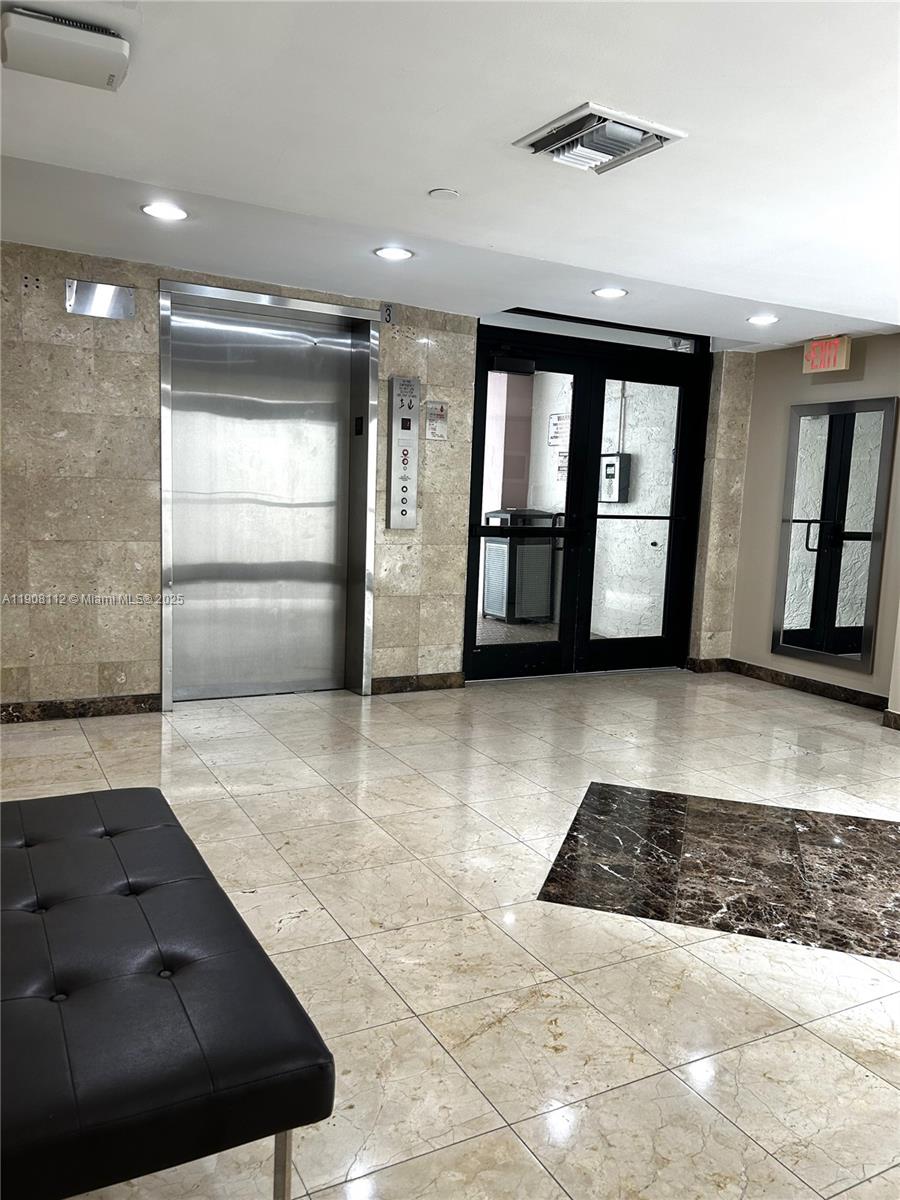 PLAZA OF AMERICAS CONDO P - Residential Lease