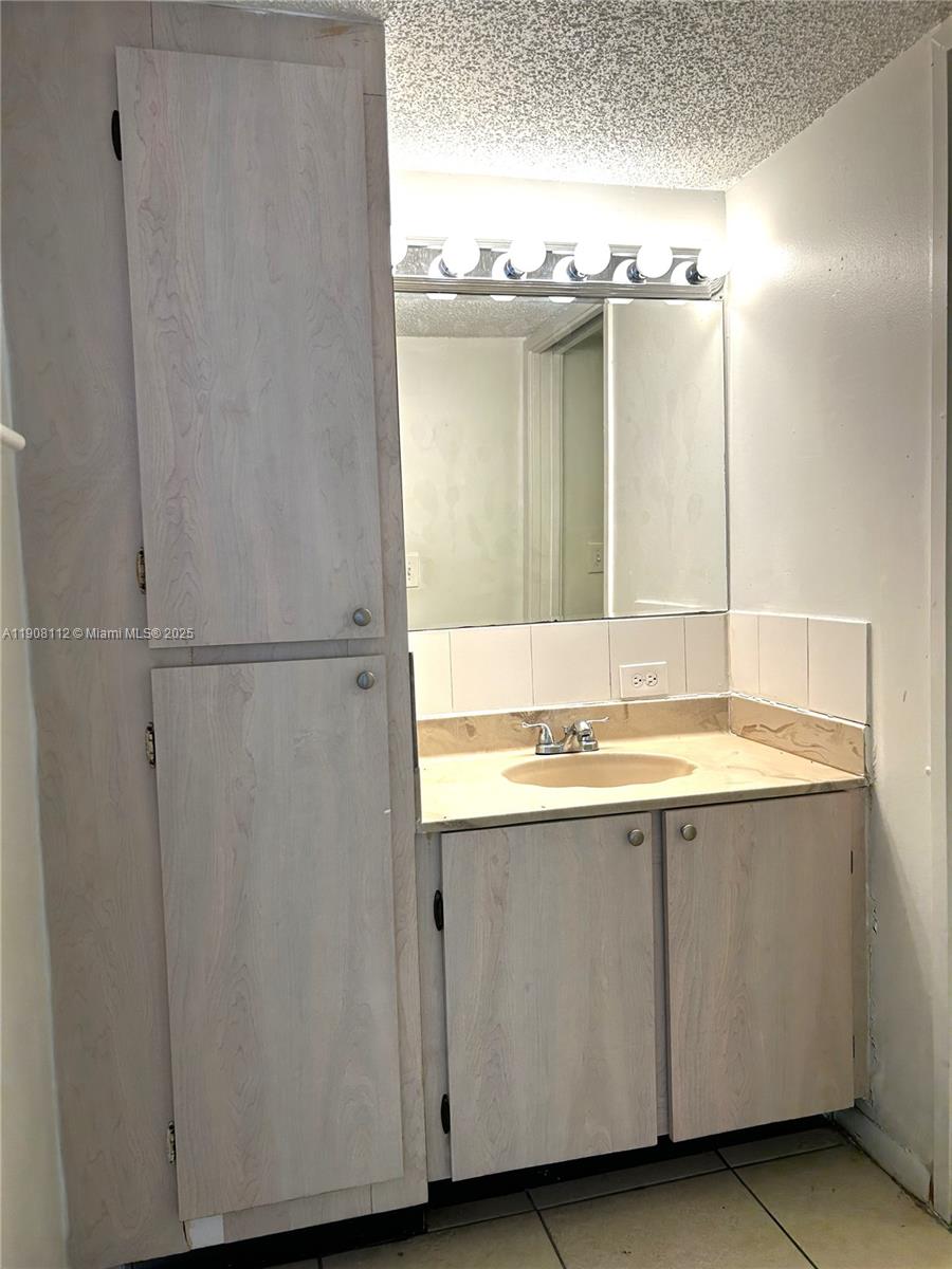 PLAZA OF AMERICAS CONDO P - Residential Lease